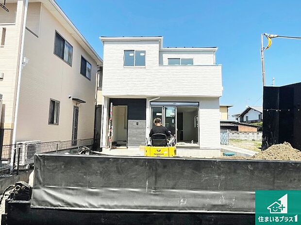 周辺は落ち着いた街並みの住宅地！子育てがしやすい住環境です！まだ未完成ですが、現地でしかわからない事もございます。是非一度ご覧ください。