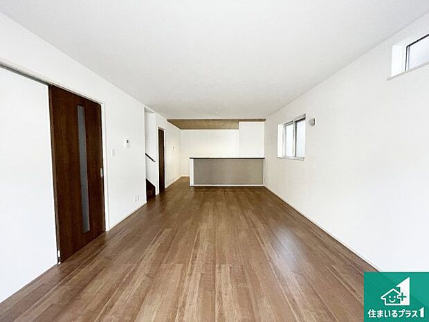 シンプルなリビングは、観葉植物等のインテリアを楽しめますね！パパ好みにも、ママ好みにも家具次第で雰囲気を変えることができます！