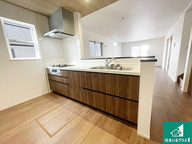 リビングと統一感があり、使い勝手のいいキッチン。広々としているので、二人並んで作業が出来ちゃいます。お子様と一緒に色々なお料理に挑戦できるスペースがあります。