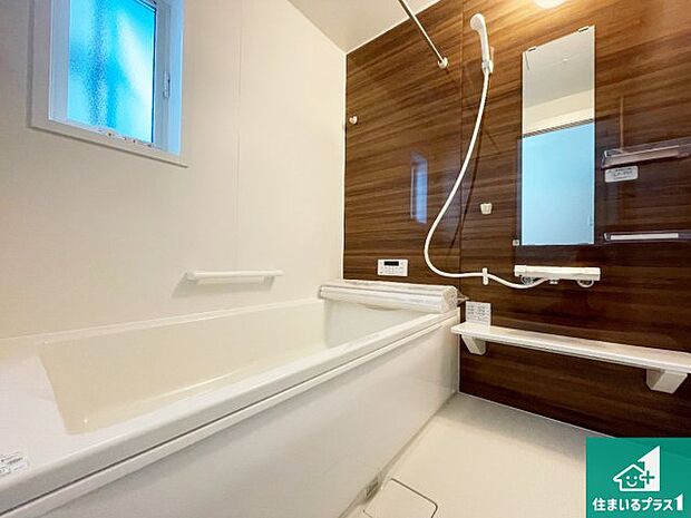 足をゆったり伸ばして寛げる浴槽です。窓が設けられていますので差し込む光が明るく穏やかな雰囲気にしてくれます♪浴室乾燥機も設置しているので、雨の日の洗濯物も安心です♪