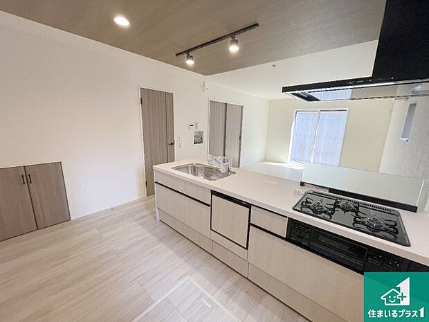 リビングと統一感があり、使い勝手のいいキッチン。広々としているので、二人並んで作業が出来ちゃいます。お子様と一緒に色々なお料理に挑戦できるスペースがあります。