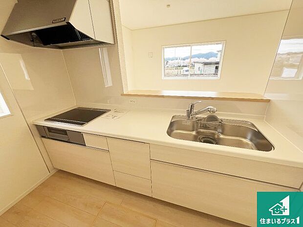 リビングと統一感があり、使い勝手のいいキッチン。広々としているので、二人並んで作業が出来ちゃいます。お子様と一緒に色々なお料理に挑戦できるスペースがあります。