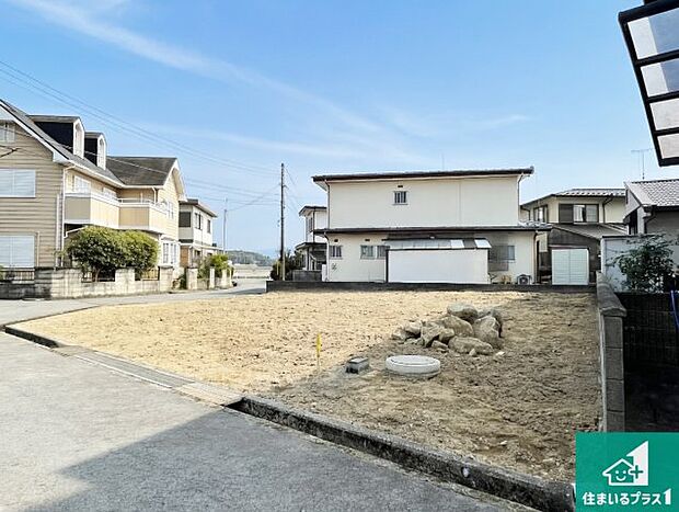 周辺は落ち着いた街並みの住宅地！子育てがしやすい住環境です！まだ未完成ですが、現地でしかわからない事もございます。是非一度ご覧ください。