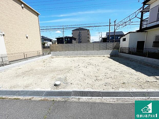 周辺は落ち着いた街並みの住宅地!子育てがしやすい住環境です!まだ未完成ですが、現地でしかわからない事もございます。是非一度ご覧ください。