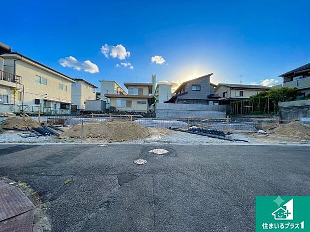 周辺は落ち着いた街並みの住宅地！子育てがしやすい住環境です！まだ未完成ですが、現地でしかわからない事もございます。是非一度ご覧ください。