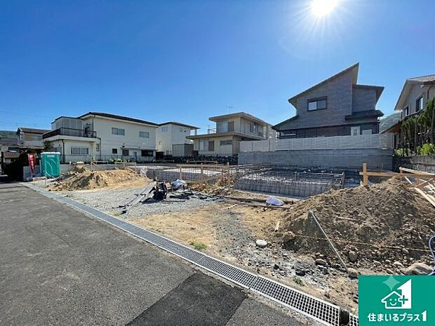 周辺は落ち着いた街並みの住宅地！子育てがしやすい住環境です！まだ未完成ですが、現地でしかわからない事もございます。是非一度ご覧ください。