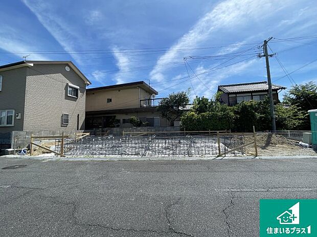 周辺は落ち着いた街並みの住宅地!子育てがしやすい住環境です!まだ未完成ですが、現地でしかわからない事もございます。是非一度ご覧ください。