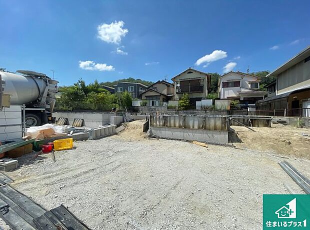 周辺は落ち着いた街並みの住宅地!子育てがしやすい住環境です!まだ未完成ですが、現地でしかわからない事もございます。是非一度ご覧ください。