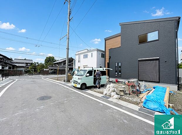 周辺は落ち着いた街並みの住宅地!子育てがしやすい住環境です!まだ未完成ですが、現地でしかわからない事もございます。是非一度ご覧ください。