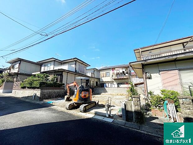 周辺は落ち着いた街並みの住宅地!子育てがしやすい住環境です!まだ未完成ですが、現地でしかわからない事もございます。是非一度ご覧ください。