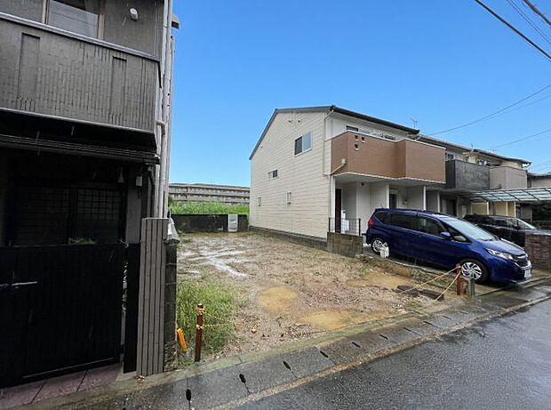 周辺は落ち着いた街並みの住宅地!子育てがしやすい住環境です!まだ未完成ですが、現地でしかわからない事もございます。是非一度ご覧ください。