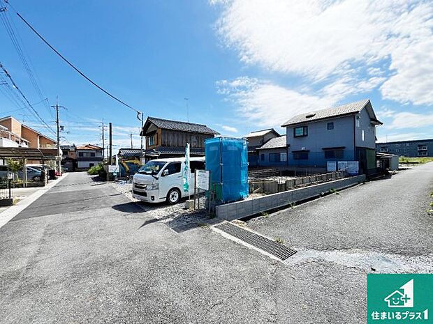 周辺は落ち着いた街並みの住宅地！子育てがしやすい住環境です！まだ未完成ですが、現地でしかわからない事もございます。是非一度ご覧ください。