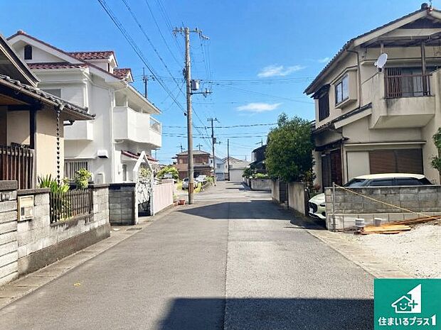 周辺は落ち着いた街並みの住宅地!子育てがしやすい住環境です!まだ未完成ですが、現地でしかわからない事もございます。是非一度ご覧ください。