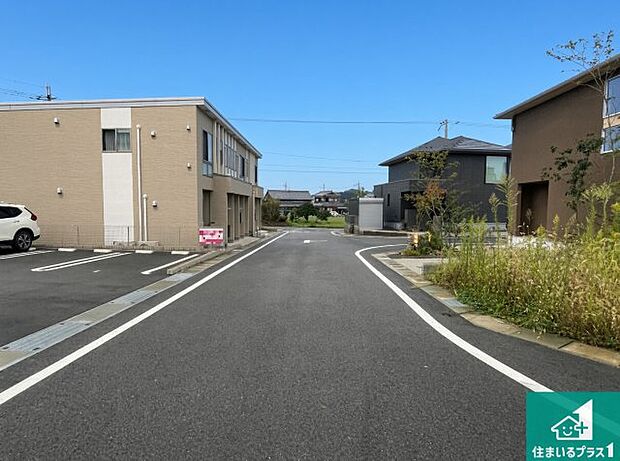 周辺は落ち着いた街並みの住宅地！子育てがしやすい住環境です！まだ未完成ですが、現地でしかわからない事もございます。是非一度ご覧ください。