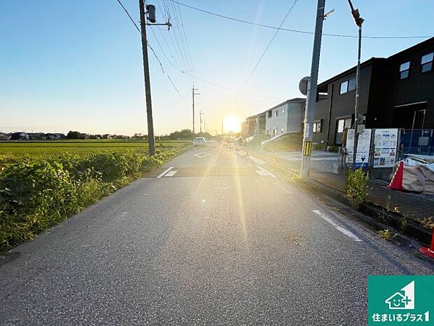 周辺は落ち着いた街並みの住宅地！子育てがしやすい住環境です！まだ未完成ですが、現地でしかわからない事もございます。是非一度ご覧ください。 