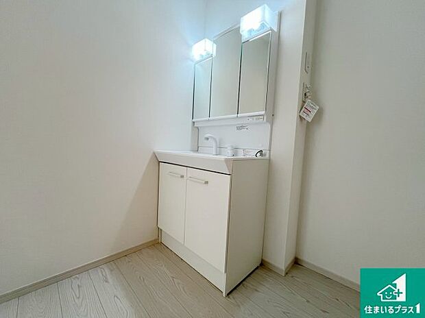 【独立洗面台】清潔感のある洗面台です。フラットな鏡は掃除がしやすく毎日清潔！鏡裏には収納があるのでスッキリとした洗面台が保てます。