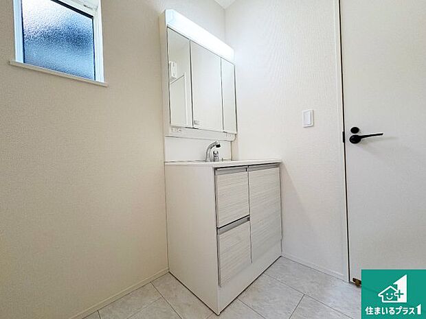 【独立洗面台】清潔感のある洗面台です。フラットな鏡は掃除がしやすく毎日清潔！鏡裏には収納があるのでスッキリとした洗面台が保てます。