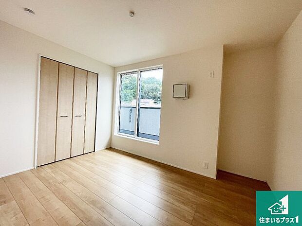 【洋室】シンプルな洋室は、自分好みのインテリアが楽しめます♪ご家族とインテリアや家具を選びに行くのは新築購入時の醍醐味の一つです。ぜひお楽しみください♪