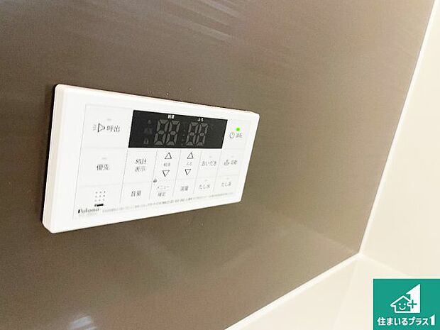 【給湯器リモコン（浴室側）】省エネタイプの給湯器でお湯はり・追い炊き自由自在！お子様から高齢者の方まで、みんなが操作しやすいボタン配置です。 