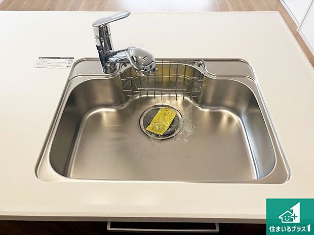 【キッチンシンク】蛇口の先端に浄水器を内蔵しています！原水と浄水、お湯と冷水、シャワーの切替えがワンタッチなので用途によって使い分けられます。