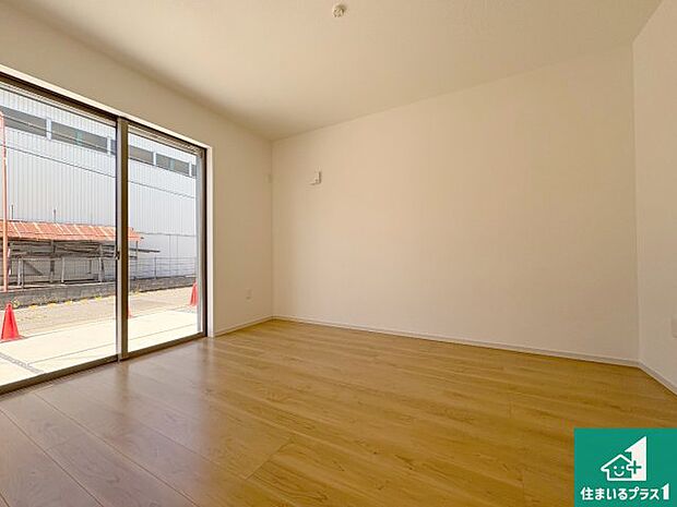 【洋室】シンプルな洋室は、自分好みのインテリアが楽しめます♪ご家族とインテリアや家具を選びに行くのは新築購入時の醍醐味の一つです。ぜひお楽しみください♪