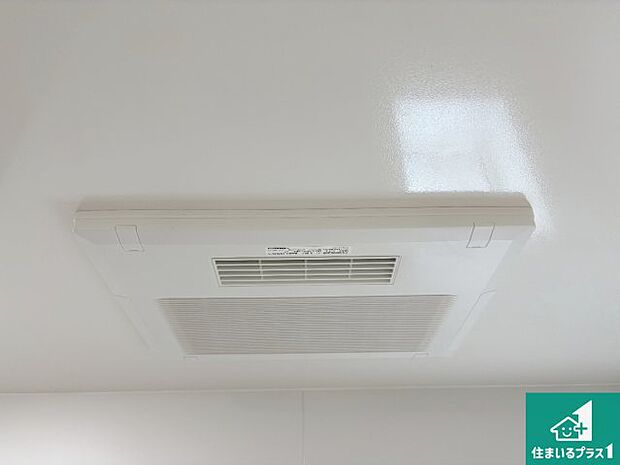 【浴室暖房乾燥機】四季を通して快適なバスライフをお手伝いする浴室暖房乾燥機！浴室の乾燥・暖房・涼風・換気はもちろん、２４時間換気にも対応！ 