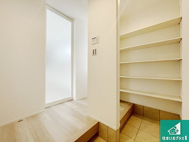 【玄関】シューズボックスにはたくさんの靴が収納できるので玄関周りはいつもスッキリ!ご家族が増えても安心!