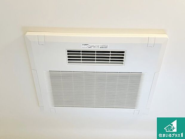 【浴室暖房乾燥機】四季を通して快適なバスライフをお手伝いする浴室暖房乾燥機!浴室の乾燥・暖房・涼風・換気はもちろん、24時間換気にも対応!