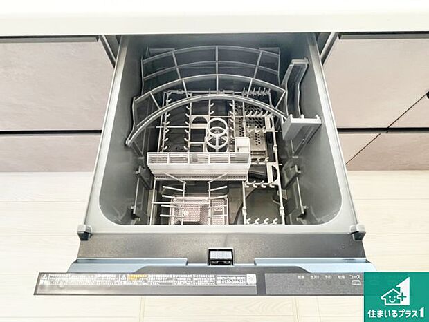 【食洗器】食事後の一仕事、食器洗いをボタン一つでお任せできちゃいます!場所を取らないビルトイン式なので、お料理スペースもしっかり確保!