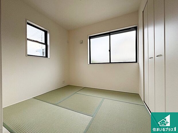 【和室】一室あると便利な和室は客間としてだけでなく、小さなお子様のプレイルームや食後のくつろぎスペースとしてもご利用いただけます。収納もついていますので大活躍間違いなし！