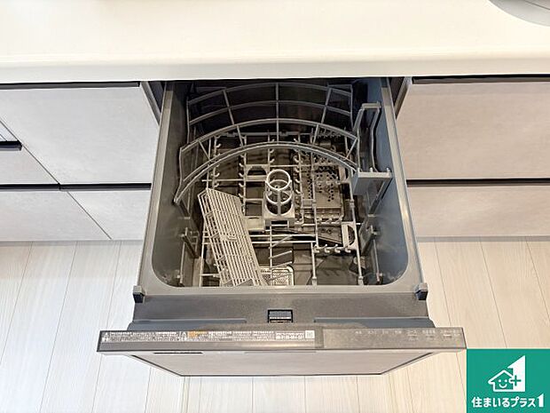 【食器洗い乾燥機】食事後の一仕事、食器洗いをボタン一つでお任せできちゃいます！場所を取らないビルトイン式なので、お料理スペースもしっかり確保！