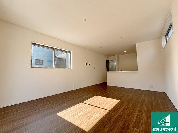 【居間・リビング】日当たり良好の明るいリビングで朝の目覚めもスッキリできそう！対面キッチンでご家族のコミュニケーションも自然と増える設計！小さなお子様が遊ぶスペースを作っても広々とくつろげるLDK！