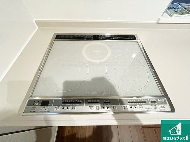 【コンロ】火を使わないので、安心なＩＨコンロ！でこぼこが無い構造なので、掃除もしやすく清潔に保てます！