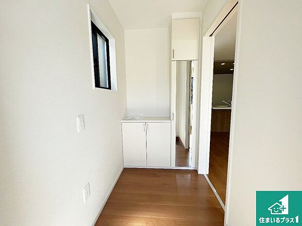 【玄関】シューズボックスにはたくさんの靴が収納できるので玄関周りはいつもスッキリ！ご家族が増えても安心！