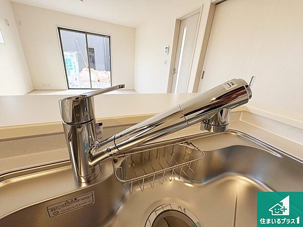 【キッチン水栓】浄水器を内蔵！炊飯時、お茶を作る時に安心してお水を使えます！お湯と冷水、浄水と原水、シャワーの切替えもワンタッチです！