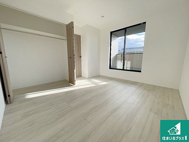 【居間・リビング】シンプルなリビングは、観葉植物等のインテリアを楽しめますね！パパ好みにも、ママ好みにも家具次第で雰囲気を変えることができます！