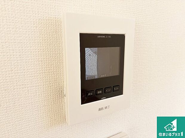 【カラーモニターインターホン】声だけでなく来訪者の姿や顔がモニターで確認できるので、小さなお子様がいらっしゃるご家庭でも安心できます！