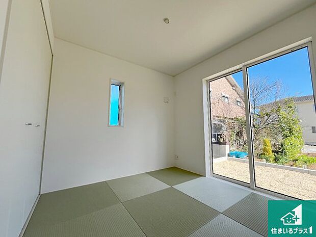 【和室】一室あると便利な和室は客間としてだけでなく、小さなお子様のプレイルームや食後のくつろぎスペースとしてもご利用いただけます。収納もついていますので大活躍間違いなし!