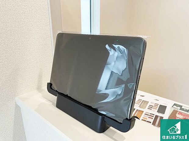 【カラーモニターインターホン】声だけでなく来訪者の姿や顔がモニターで確認できるので、小さなお子様がいらっしゃるご家庭でも安心できます！