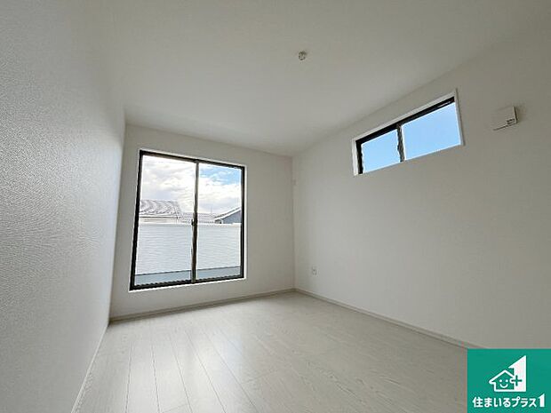 【洋室】シンプルな洋室は、自分好みのインテリアが楽しめます♪ご家族とインテリアや家具を選びに行くのは新築購入時の醍醐味の一つです。ぜひお楽しみください♪