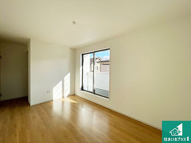 【洋室】シンプルな洋室は、自分好みのインテリアが楽しめます♪ご家族とインテリアや家具を選びに行くのは新築購入時の醍醐味の一つです。ぜひお楽しみください♪