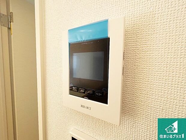 【カラーモニターインターホン】声だけでなく来訪者の姿や顔がモニターで確認できるので、小さなお子様がいらっしゃるご家庭でも安心できます！