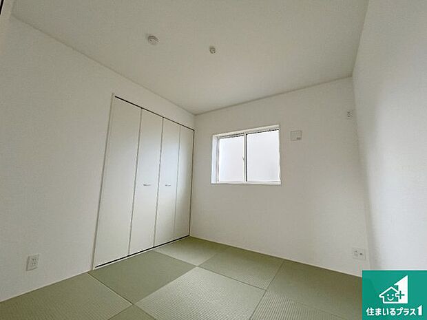 【和室】一室あると便利な和室は客間としてだけでなく、小さなお子様のプレイルームや食後のくつろぎスペースとしてもご利用いただけます。収納もついていますので大活躍間違いなし!