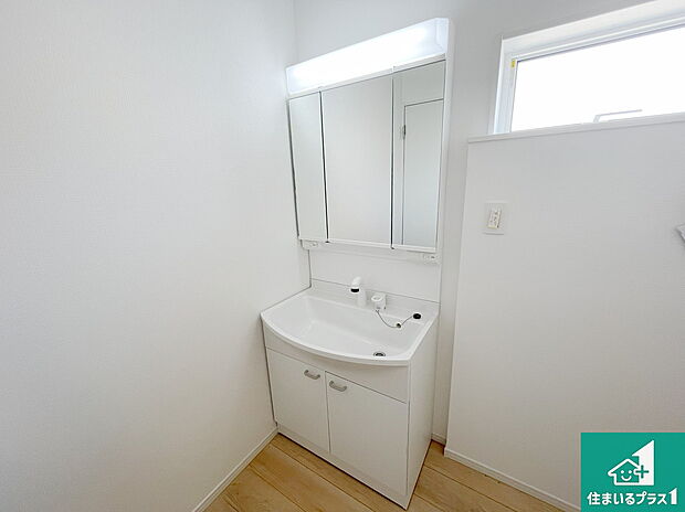 【独立洗面台】清潔感のある洗面台です。フラットな鏡は掃除がしやすく毎日清潔!鏡裏には収納があるのでスッキリとした洗面台が保てます。