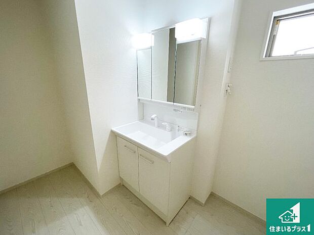【独立洗面台】清潔感のある洗面台です。フラットな鏡は掃除がしやすく毎日清潔！鏡裏には収納があるのでスッキリとした洗面台が保てます。 