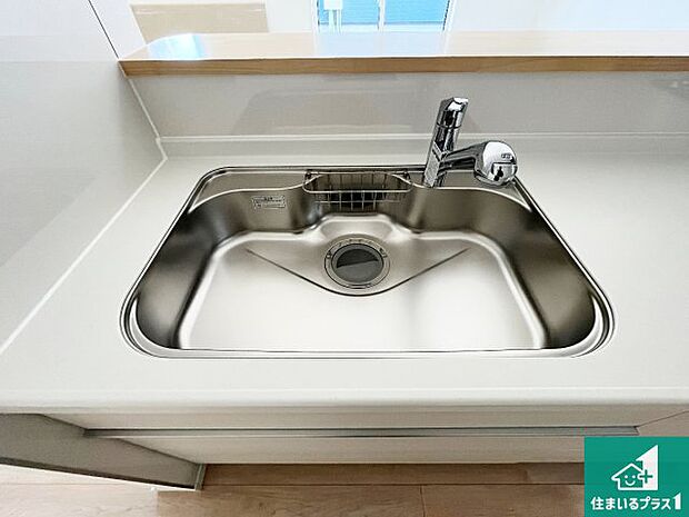 【キッチンシンク】蛇口の先端に浄水器を内蔵しています！原水と浄水、お湯と冷水、シャワーの切替えがワンタッチなので用途によって使い分けられます。