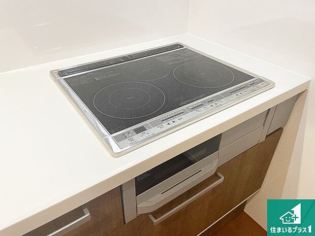 【コンロ】火を使わないので、安心なIHコンロ!でこぼこが無い構造なので、掃除もしやすく清潔に保てます!