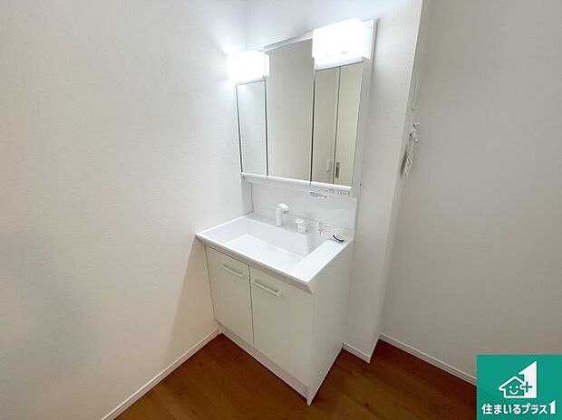 【独立洗面台】清潔感のある洗面台です。フラットな鏡は掃除がしやすく毎日清潔！鏡裏には収納があるのでスッキリとした洗面台が保てます。