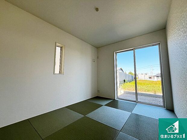 【和室】一室あると便利な和室は客間としてだけでなく、小さなお子様のプレイルームや食後のくつろぎスペースとしてもご利用いただけます。収納もついていますので大活躍間違いなし！