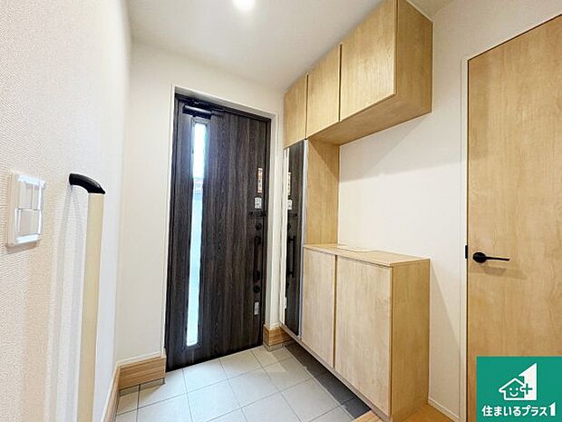 【玄関】シューズボックスにはたくさんの靴が収納できるので玄関周りはいつもスッキリ!ご家族が増えても安心!